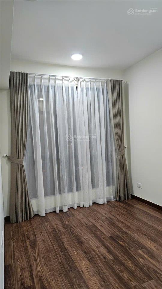 Cho thuê căn 2pn nội thất cơ bản one verandah, tầng cao view sông thoáng mát 18 triệu/tháng