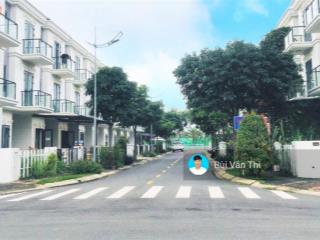 Chính chủ gửi bán nhà phố 1 trệt 2 lầu .