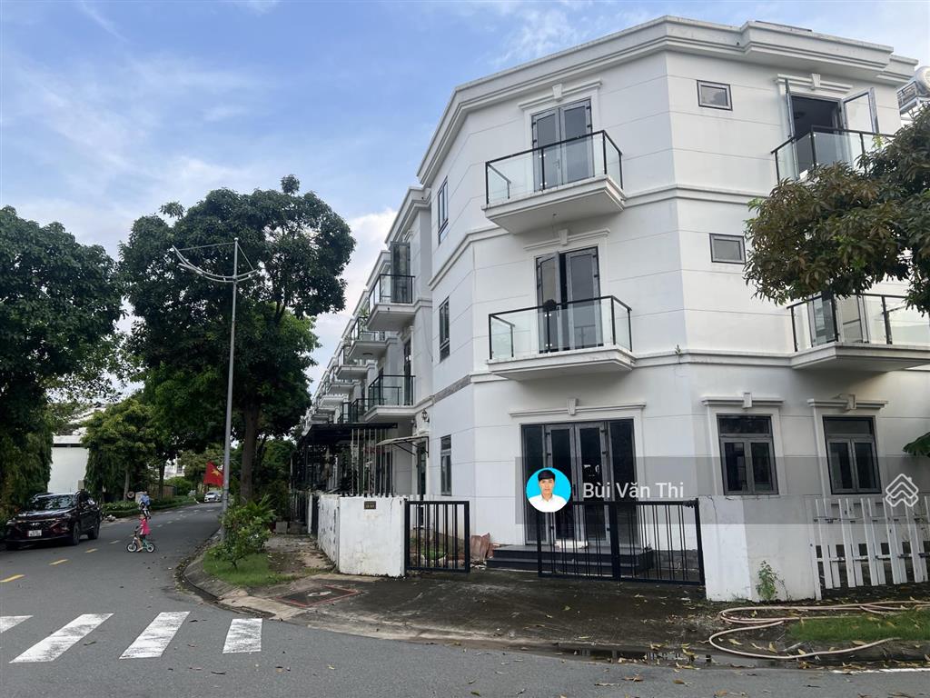 Chính chủ gửi bán căn góc 2 mặt tiền .