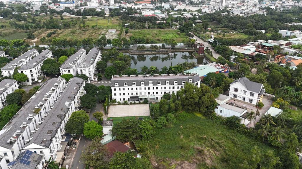 Bán nhà phố sim city ngang 5 dài 17,7  gần hồ cảnh quan.