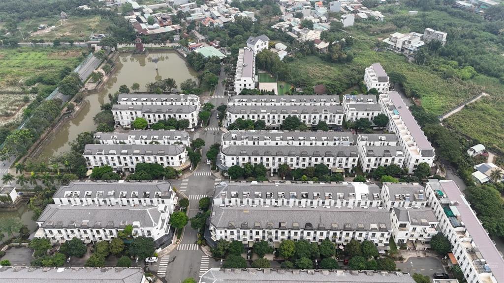Bán nhà phố sim city ngang 5 dài 17,7  gần hồ cảnh quan.
