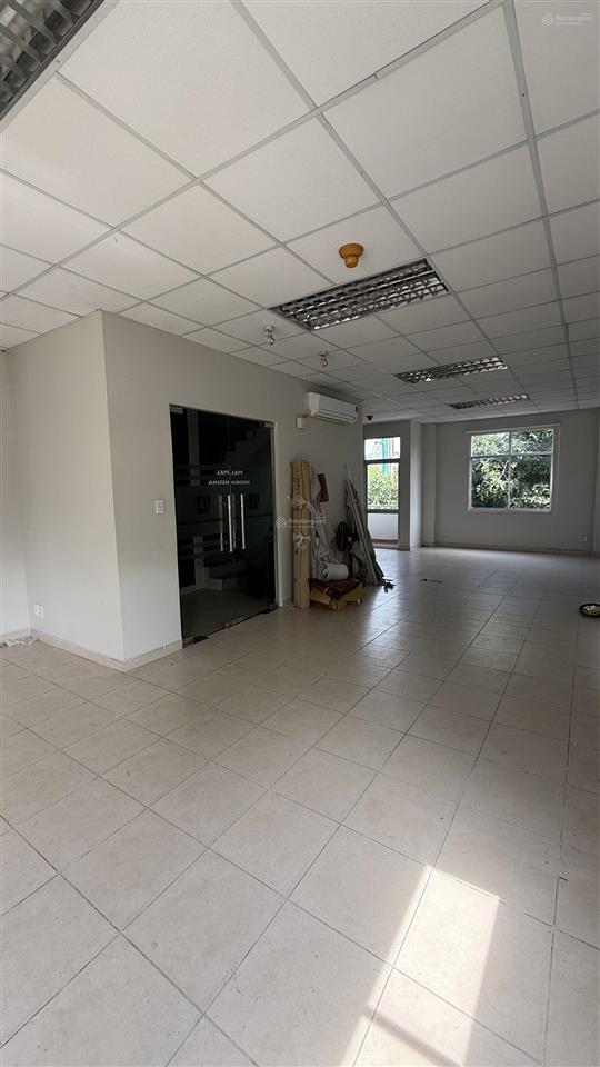 Văn phòng 80m trống suốt ngay cresent mall hoàng văn thái, có thang máy, free ql, 24/7