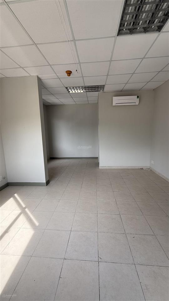 Văn phòng 80m trống suốt ngay cresent mall hoàng văn thái, có thang máy, free ql, 24/7