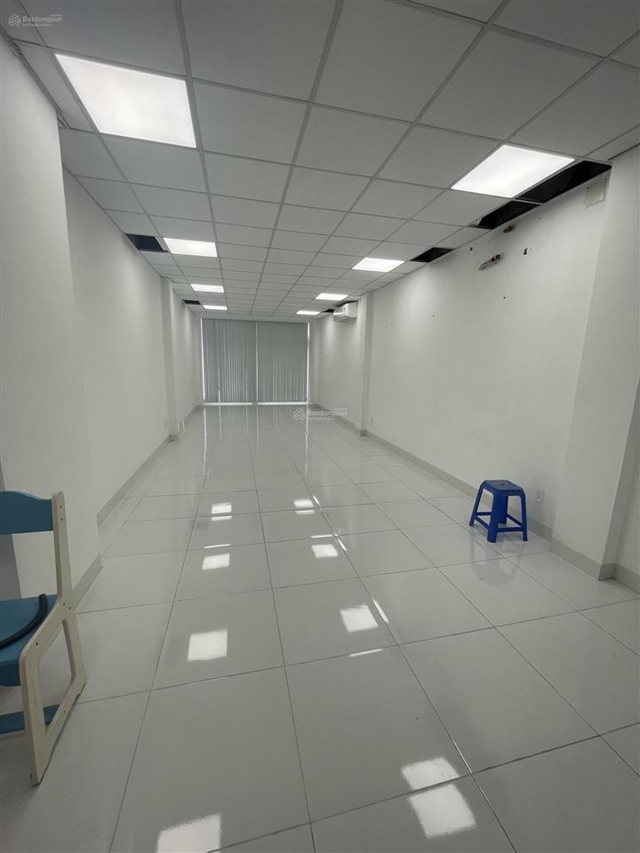 Văn phòng 70m2 trống suốt sát khu phú mỹ hưng sẵn máy lạnh, thang máy, hình thật