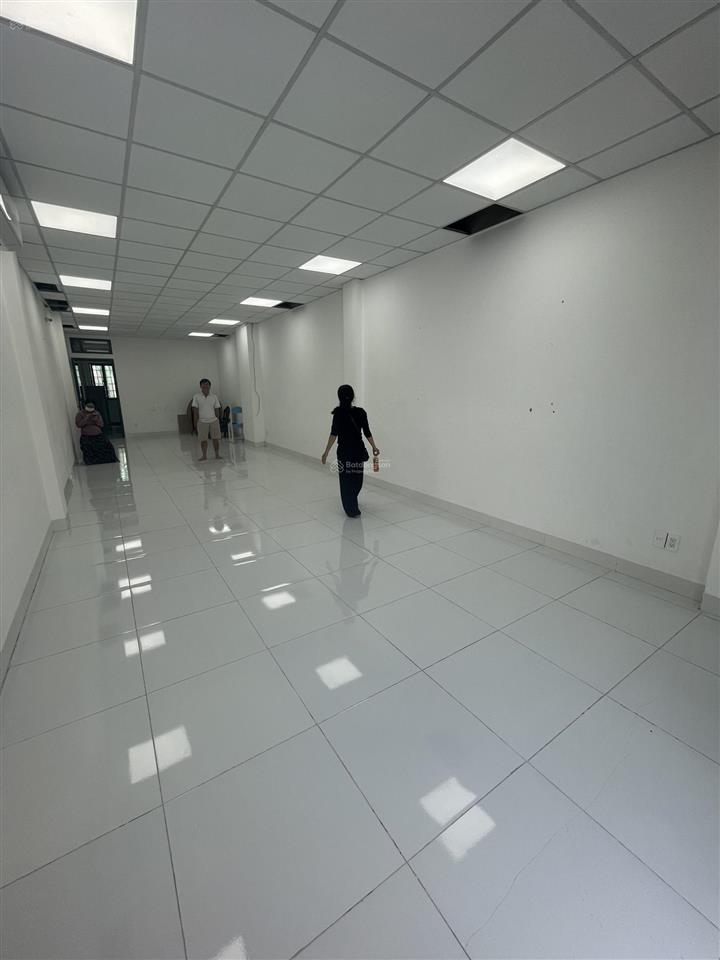 Văn phòng 70m2 trống suốt sát khu phú mỹ hưng sẵn máy lạnh, thang máy, hình thật