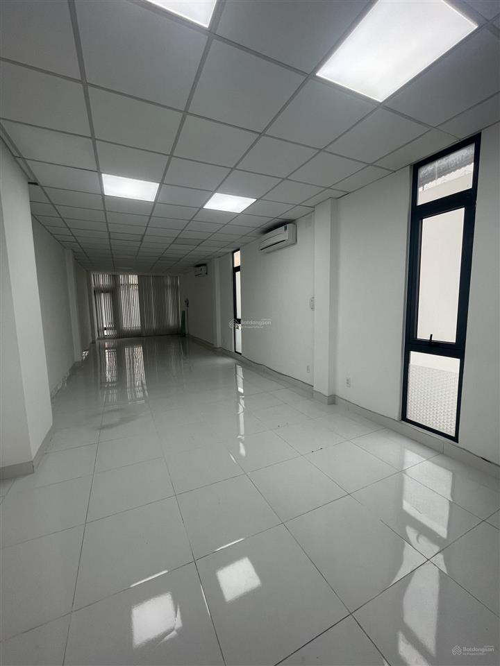 Văn phòng 70m2 trống suốt sát khu phú mỹ hưng sẵn máy lạnh, thang máy, hình thật