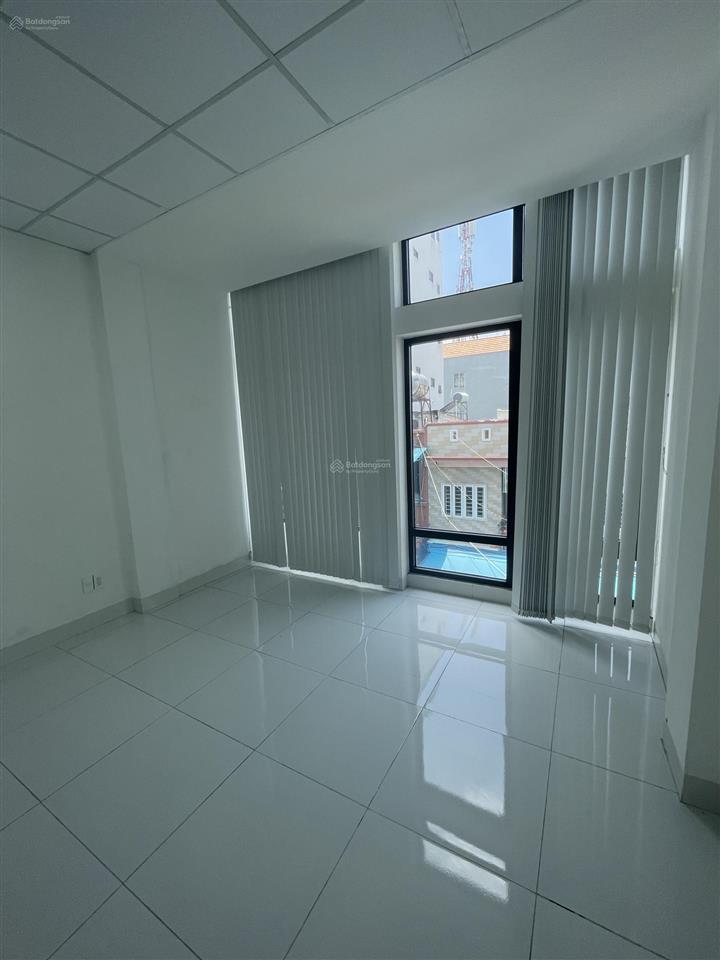 Văn phòng 70m2 trống suốt sát khu phú mỹ hưng sẵn máy lạnh, thang máy, hình thật