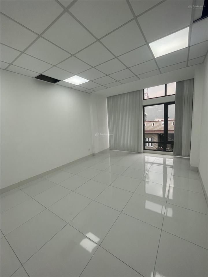 Văn phòng 70m2 trống suốt sát khu phú mỹ hưng sẵn máy lạnh, thang máy, hình thật