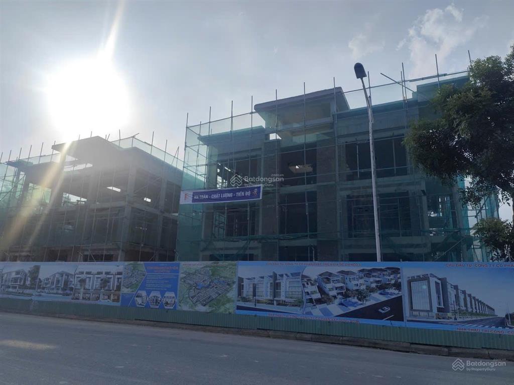 Bán nhà biệt thự 3 tầng ,đường 25m trục chính kinh doanh tốt