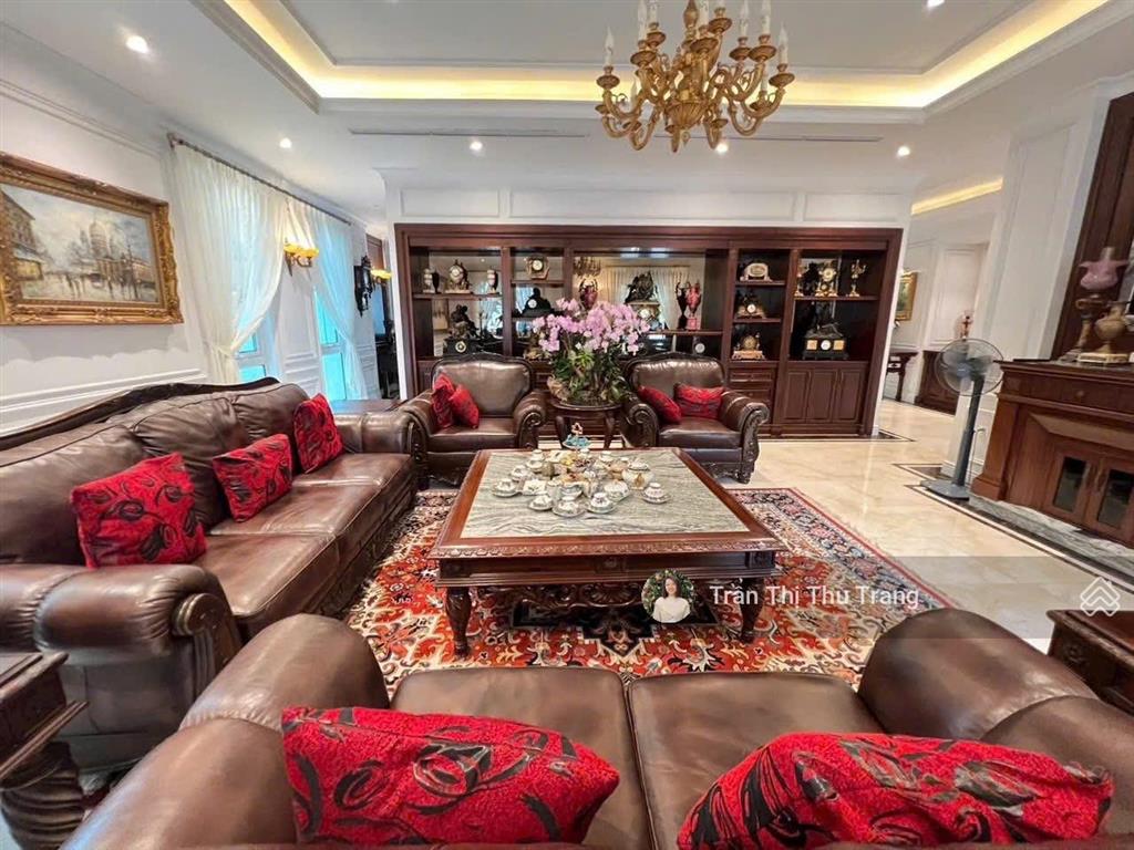 Chuyển nhượng biệt thự hoa sữa vinhomes riverside giá đầu tư.  0966 275 ***