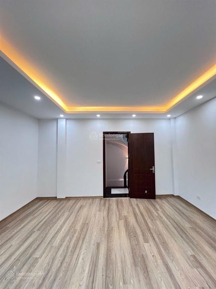 Nhà ngon, 6 tầng, thang máy, ngõ thông, ô tô đỗ cổng, view hồ, 6.x tỷ (tl), bắc từ liêm