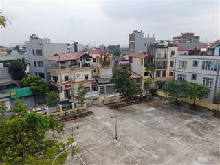 Còn gì tiện hơn khi sở hữu căn nhà trước mặt là sân chơi,bãi xe,trường học các cấp quanh 300m,5.xty