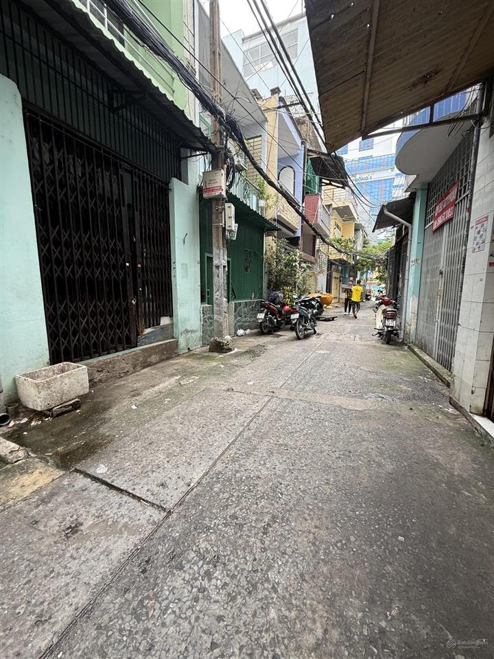 Lý thái tổ, quận 10, 4 tầng 5pn cách 10m ra ô tô, hẻm trước nhà 3m sạch đẹp
