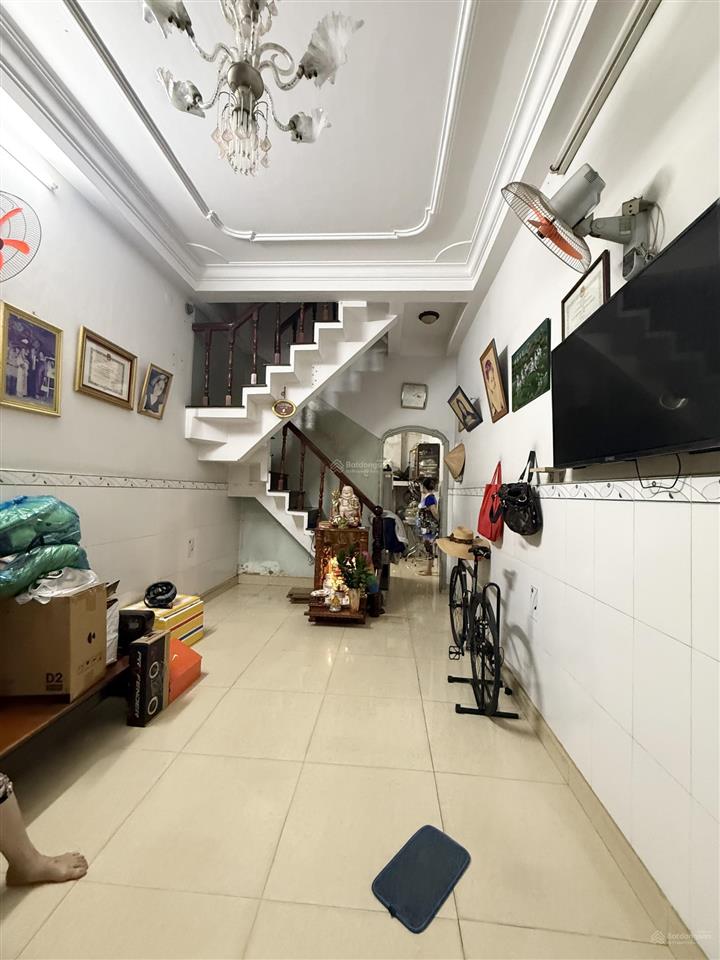 Lý thái tổ, quận 10, 4 tầng 5pn cách 10m ra ô tô, hẻm trước nhà 3m sạch đẹp