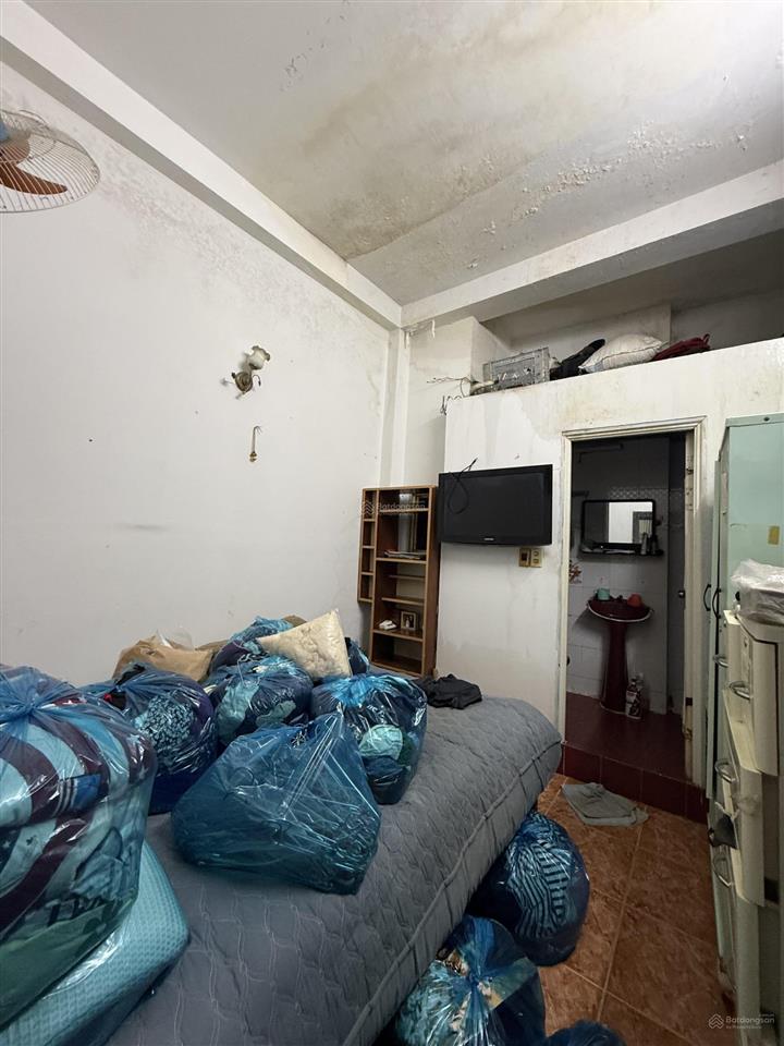 Lý thái tổ, quận 10, 4 tầng 5pn cách 10m ra ô tô, hẻm trước nhà 3m sạch đẹp