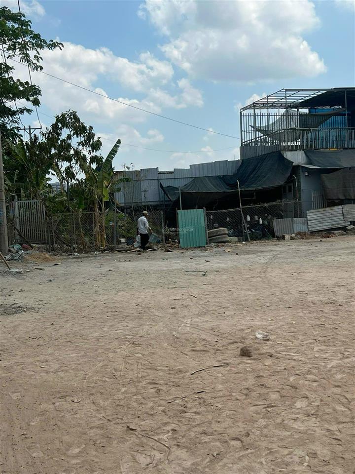 Cần tiền muốn bán đất để lo gđ. tổng dt đất 1.700m2 giá 60tr/m2, dt 36 x 48m.  0985 807 *** vy