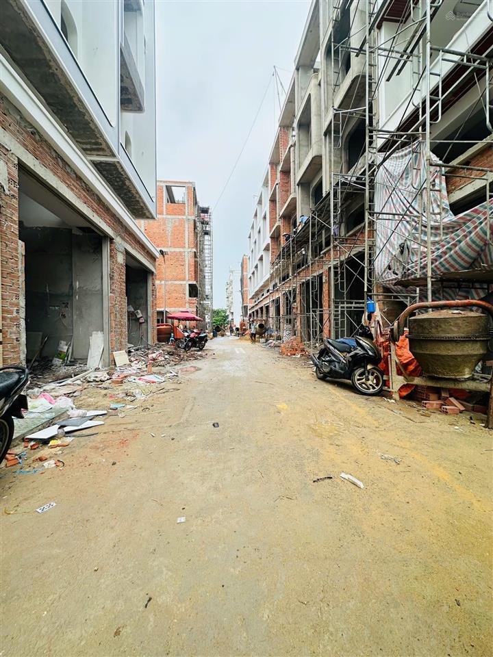 Bán nhà phố trong khu dân cư 60m2  đường nhựa 7m thông thoáng cơ sở hạ tầng (điện âm, nước âm)