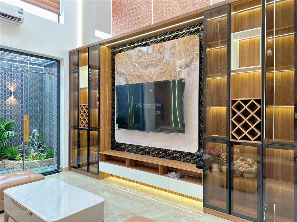 Trục đường lê trọng tấn  giáp quận tân phú nhà full nội thất, có thang máy 450kg  4m x 17m