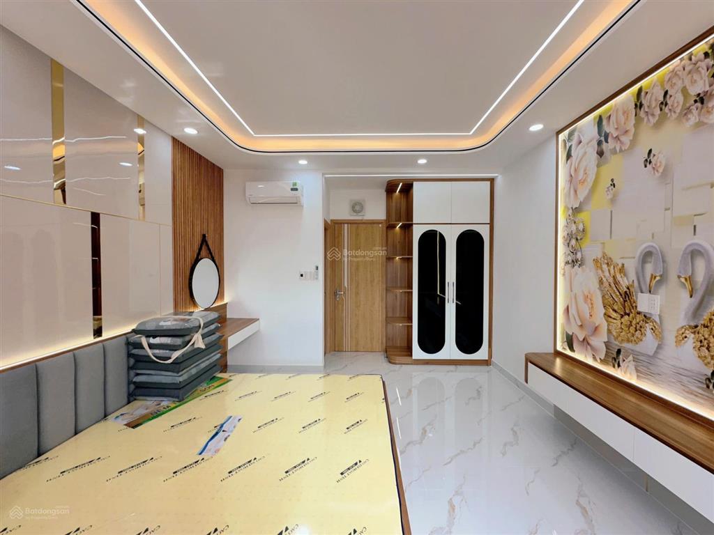 Trục đường lê trọng tấn  giáp quận tân phú nhà full nội thất, có thang máy 450kg  4m x 17m