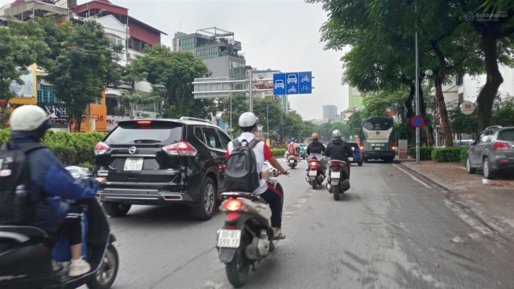 Bán đất mặt phố nguyễn văn cừ 900m, giá 220 tỷ