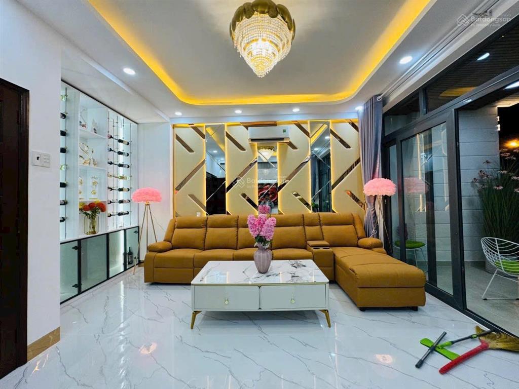 Nhà mặt đường đầy đủ nội thất vừa ở vừa mở công ty được 5x16m, vào ở được ngay