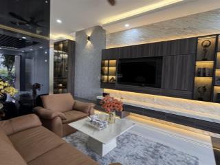 Nhà đường nhựa 16m vị trí đẹp view thoáng có thang máy gara ô tô ngang 5m dài 18m