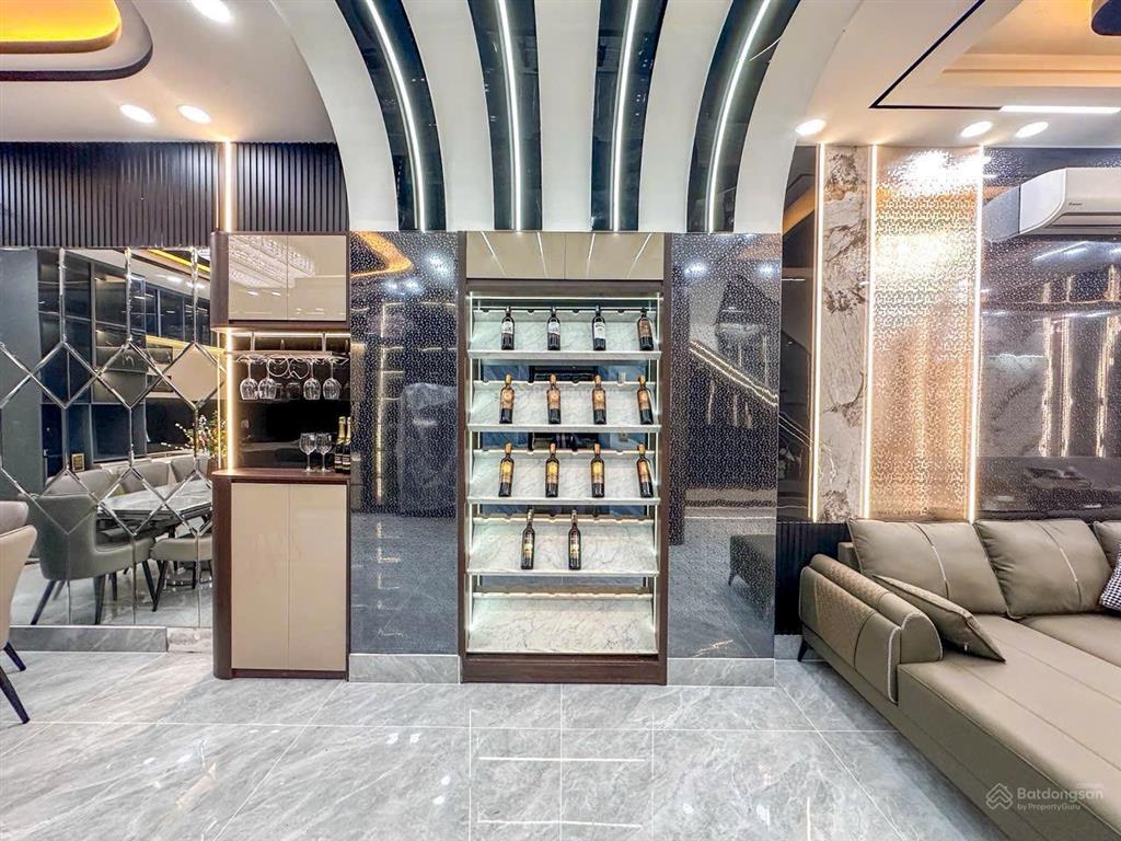 Siêu khủng nhà 5,2 dài 24 có thang máy đẹp lộng lẫy vào ở ngay ô tô đậu trong nhà cách q7 chỉ 1km