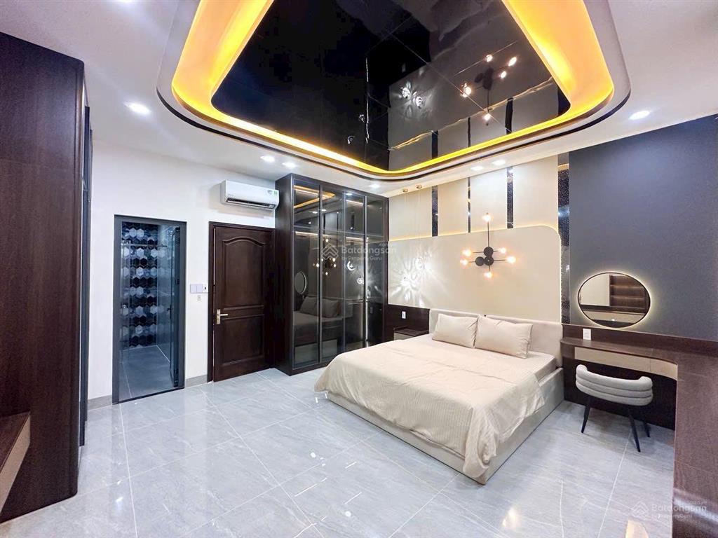 Siêu khủng nhà 5,2 dài 24 có thang máy đẹp lộng lẫy vào ở ngay ô tô đậu trong nhà cách q7 chỉ 1km