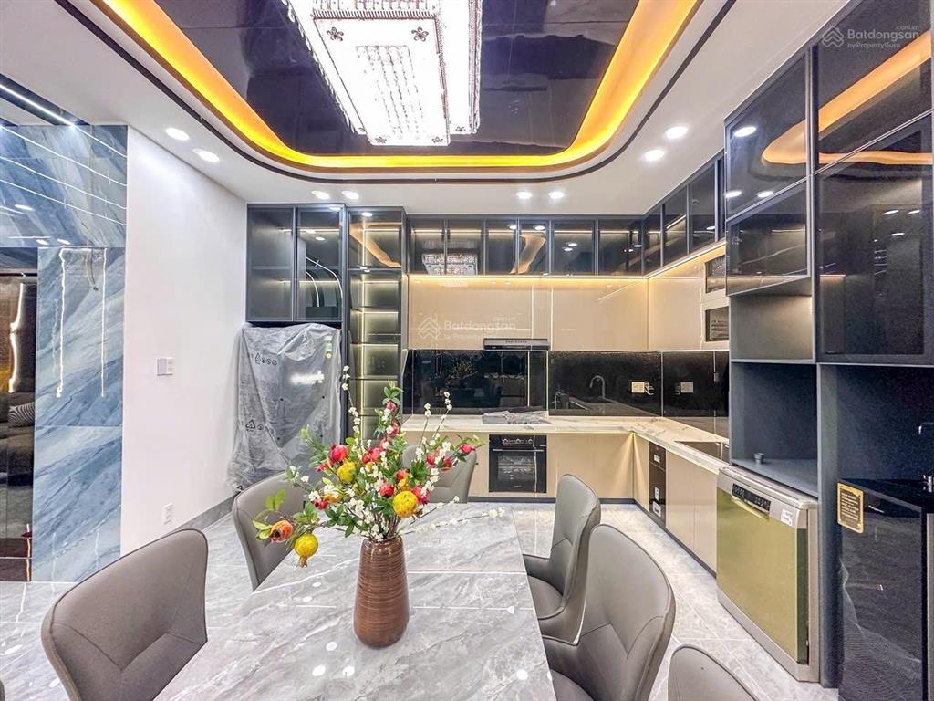 Siêu khủng nhà 5,2 dài 24 có thang máy đẹp lộng lẫy vào ở ngay ô tô đậu trong nhà cách q7 chỉ 1km