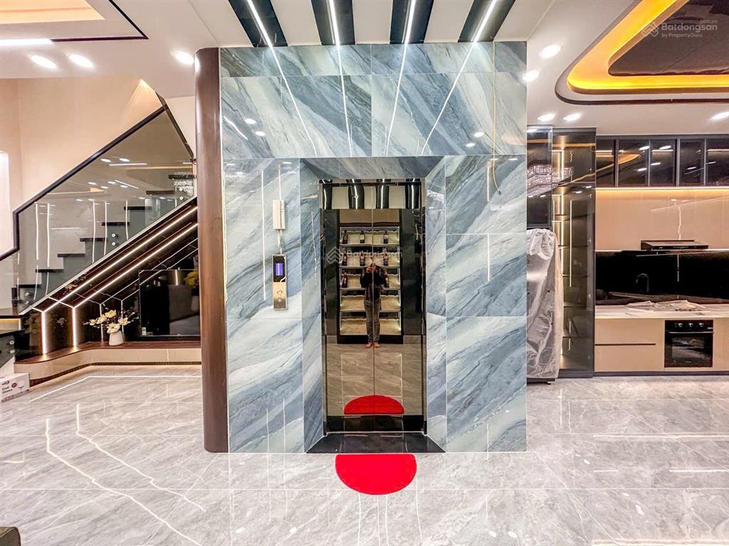 Siêu khủng nhà 5,2 dài 24 có thang máy đẹp lộng lẫy vào ở ngay ô tô đậu trong nhà cách q7 chỉ 1km