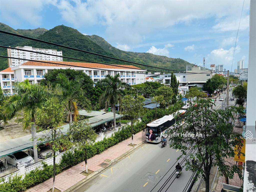 Nhà 4 tầng đối diện trường cao đẳng du lịch nha trang, mặt tiền đường điện biên phủ kinh doanh