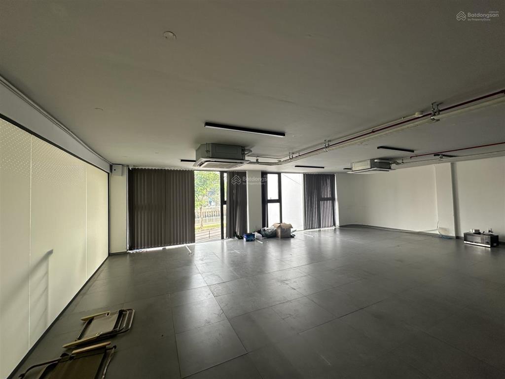 Bán tòa building mt ngay cộng hòa, p.4, tân bình, (10m x 20m), hầm + 5 tầng, hđt 120tr, giá 39 tỷ