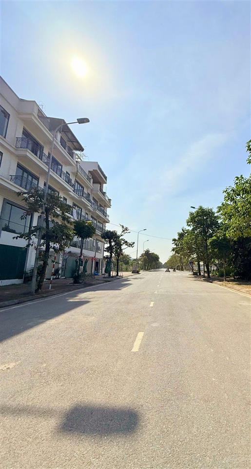 Cần bán nhà 120m2  mt 8m tại khu tái định cư đông dư  gia lâm  phân lô vỉa hè rộng ôtô tránh