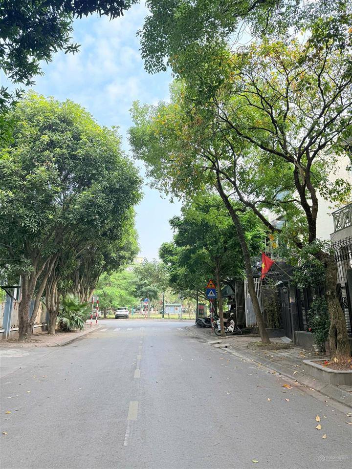 Cần bán biệt thự n06 diện tích 180m2 khu đô thị sài đồng, đường huỳnh văn nghệ