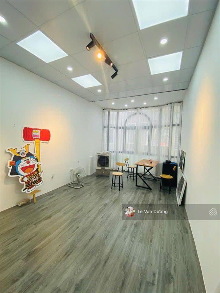 Mặt phố trần quốc hoàn 40m 5tầng  mặt 4m đường rộng trước nhà 6m  phân lô  ô tô đỗ cửa, kd