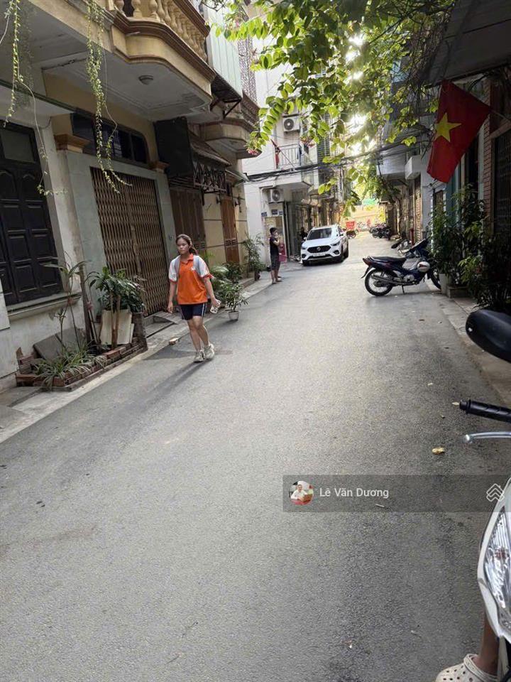Mặt phố trần quốc hoàn 40m 5tầng  mặt 4m đường rộng trước nhà 6m  phân lô  ô tô đỗ cửa, kd