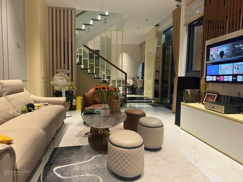 Biệt thự ở ngay  10x16m  3 tầng  sát phạm văn đồng  linh đông