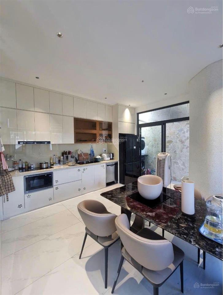 Biệt thự ở ngay  10x16m  3 tầng  sát phạm văn đồng  linh đông