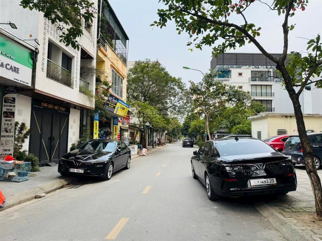 Chính chủ bán nhà mặt phố nguyễn văn hưởng vỉa hè siêu kinh doanh.dt108m2,mt6m. hai thoáng.