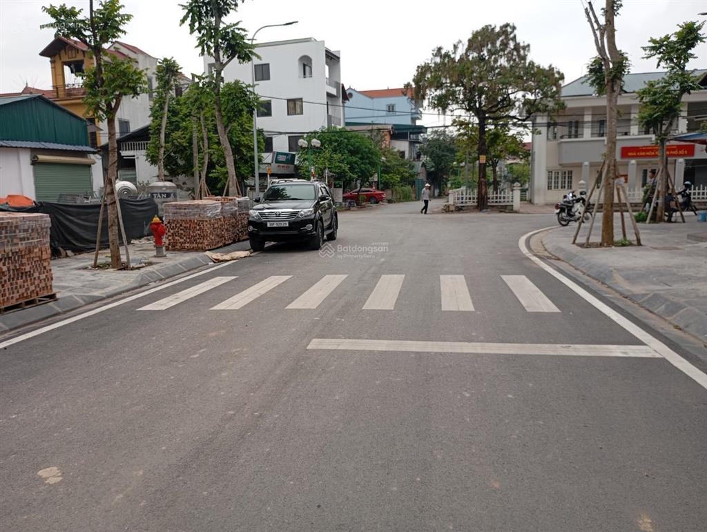 Bán đất đấu giá cự khối lô góc3 mặt thoáng vỉa hè 3m.dt70m2,mt4,7m.giá10,6 tỷ có tl