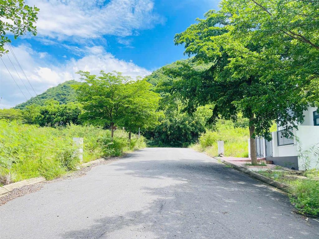 Bán lô đất biệt thự đẹp kđt hoàng phú nha trang đường rộng 8m, ô tô tránh, sát biển chỉ từ 26tr/m2