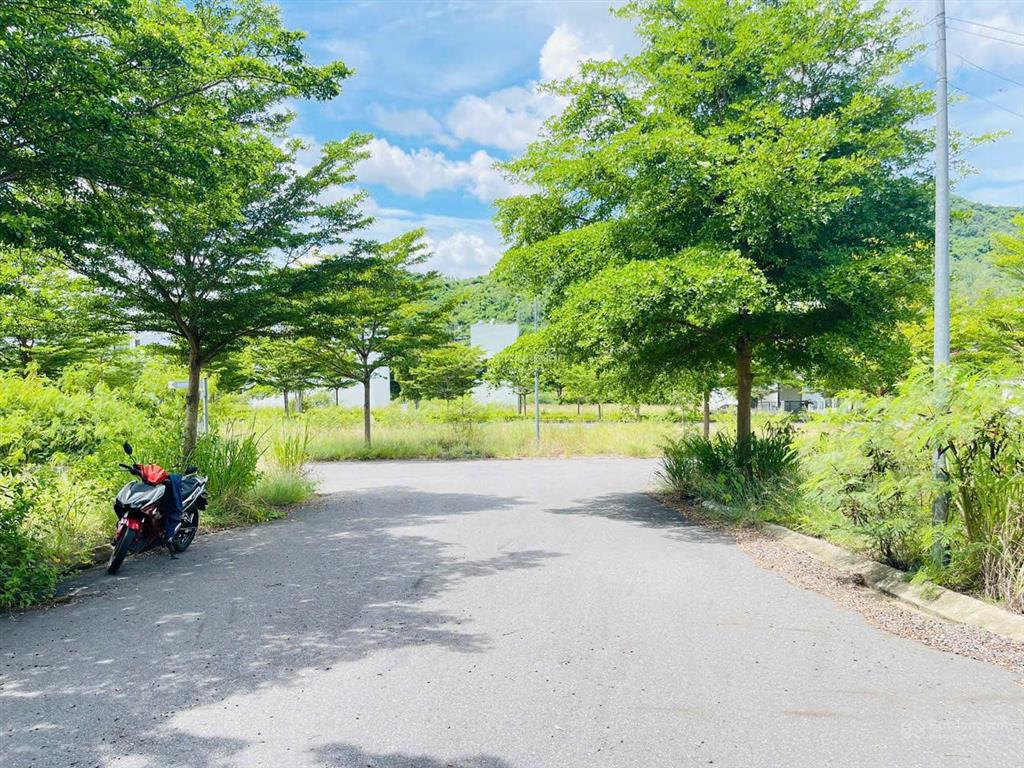 Bán lô đất biệt thự đẹp kđt hoàng phú nha trang đường rộng 8m, ô tô tránh, sát biển chỉ từ 26tr/m2