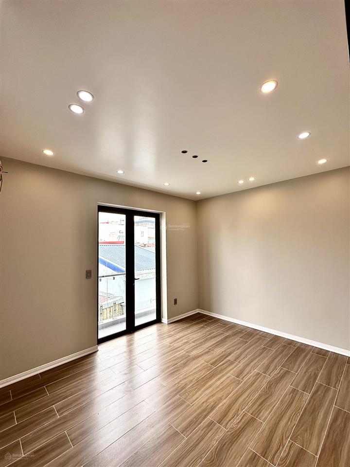 Nhà đẹp xây mới sân cổng tiêng phố trần nguyên hãn  gần hồ tam bạc