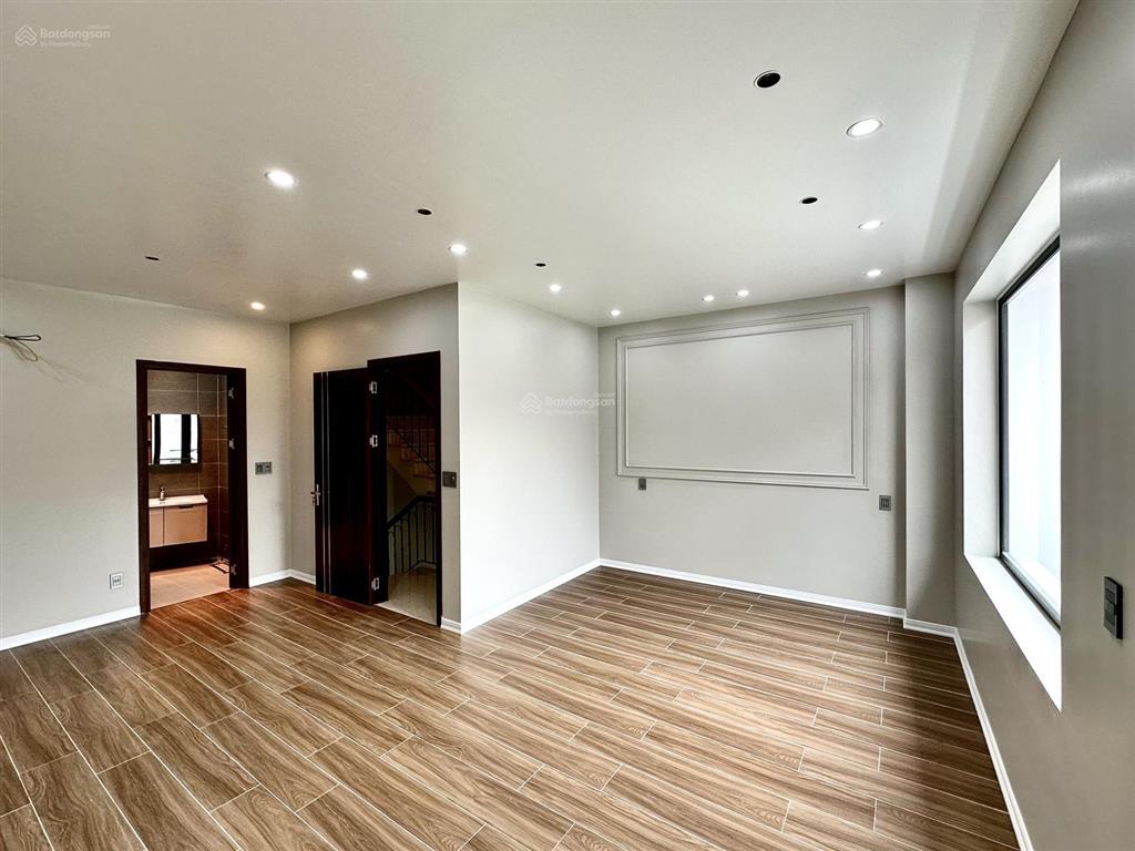 Nhà đẹp xây mới sân cổng tiêng phố trần nguyên hãn  gần hồ tam bạc