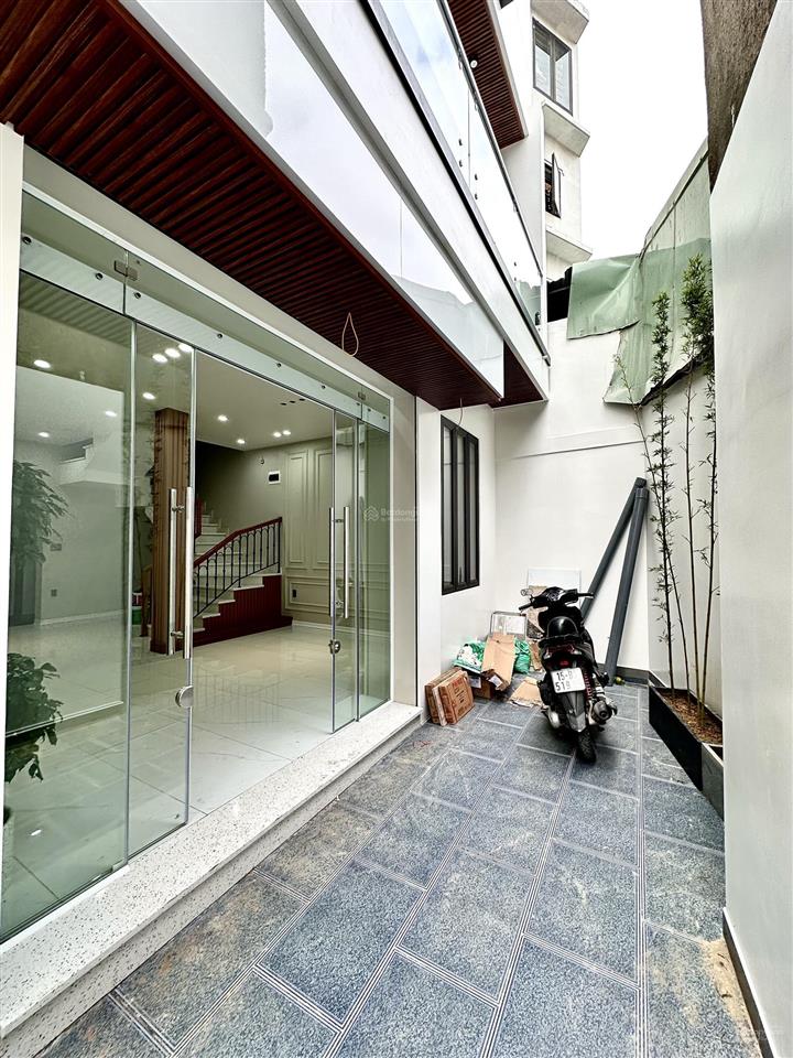 Nhà đẹp xây mới sân cổng tiêng phố trần nguyên hãn  gần hồ tam bạc