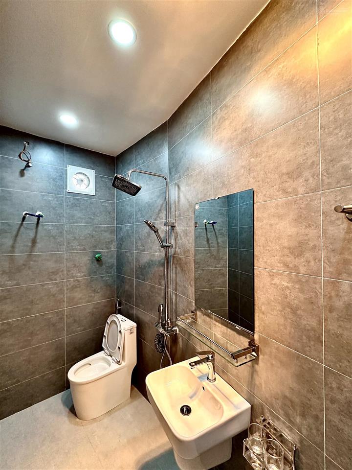 Nhà đẹp xây mới sân cổng tiêng phố trần nguyên hãn  gần hồ tam bạc