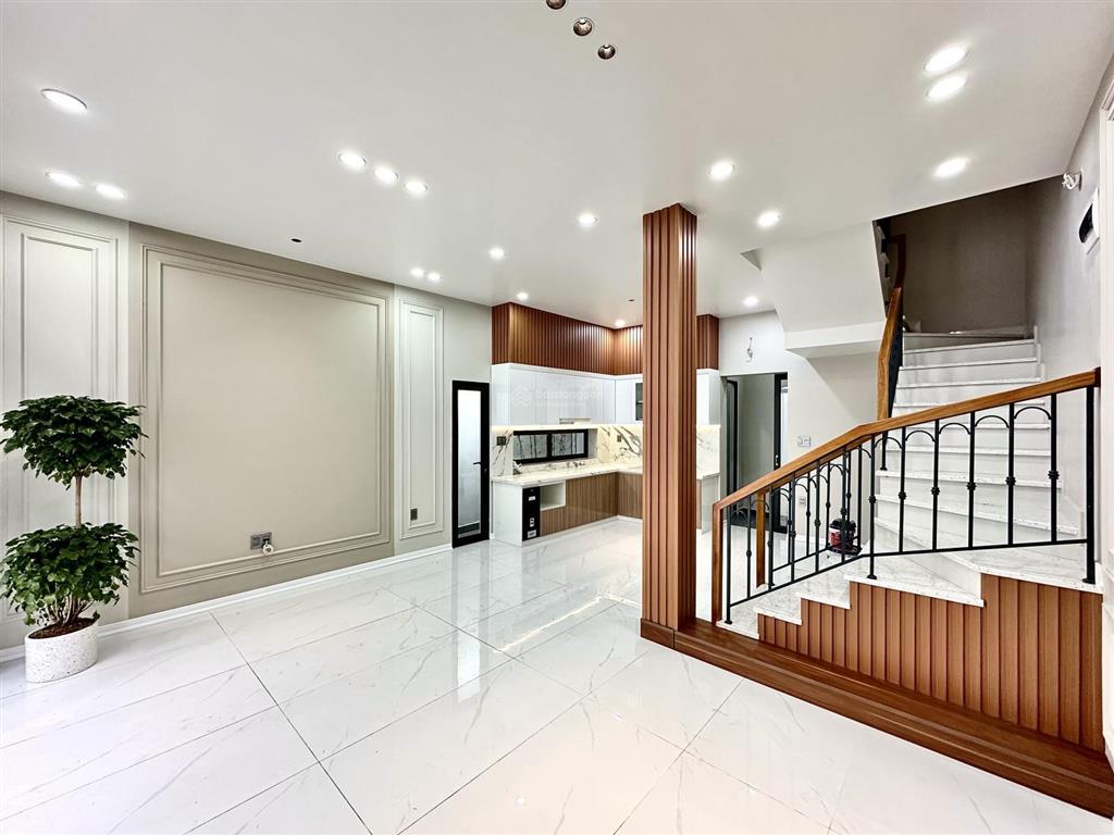 Nhà đẹp xây mới sân cổng tiêng phố trần nguyên hãn  gần hồ tam bạc