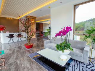 Chính chủ bán chung cư cao cấp hoàng thành mai hắc đế dt 121.8m2 căn 2 ngủ + nội thất cơ bản ở luôn