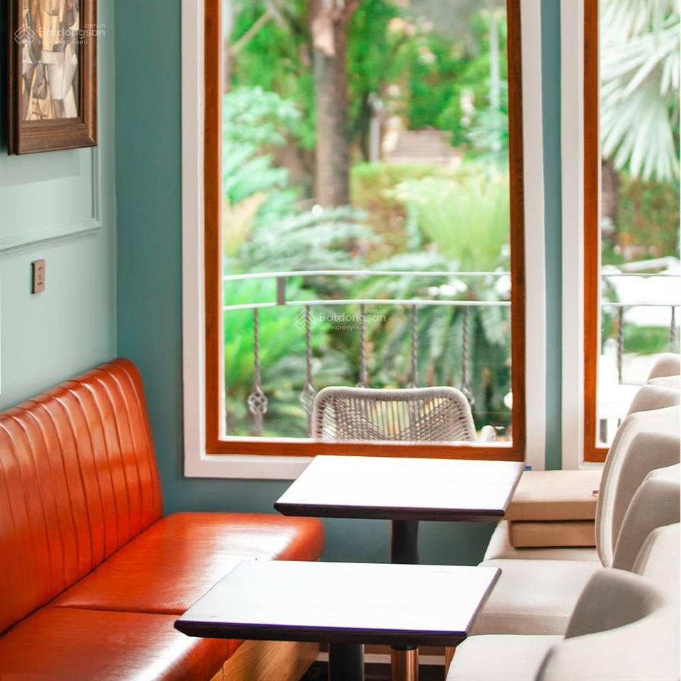 Cho thuê nhà mặt tiền lê duẩn, quận 1. dt 8x20m, 1 trệt 3 lầu, dtsd 700m2