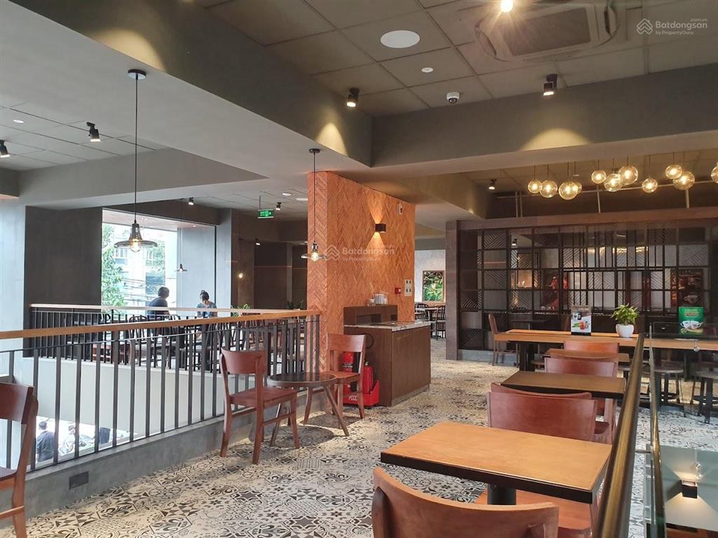Cho thuê nhà góc 2mt nguyễn thái học, quận 1. dt 10x30m. 1 trệt 4 lầu, dtsd 1.200m2